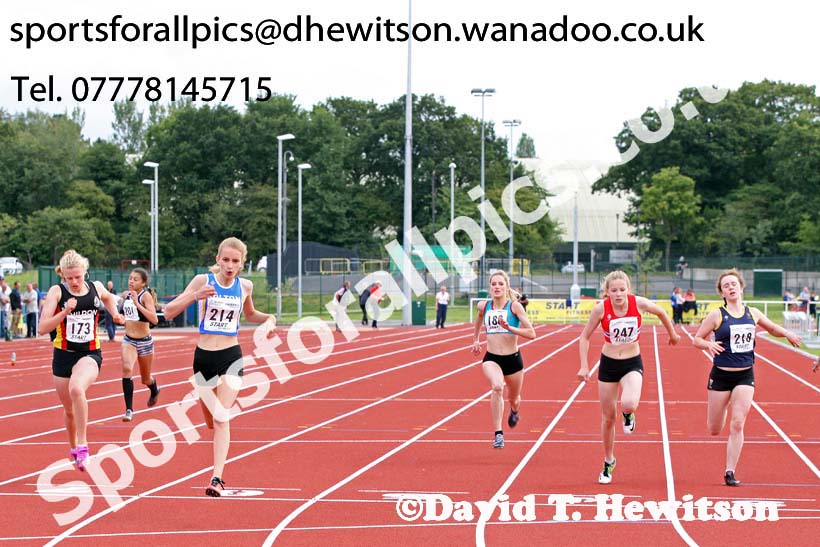 Under-15 girls 200 metres. Photo: David T. Hewitson/Sports for All Pics